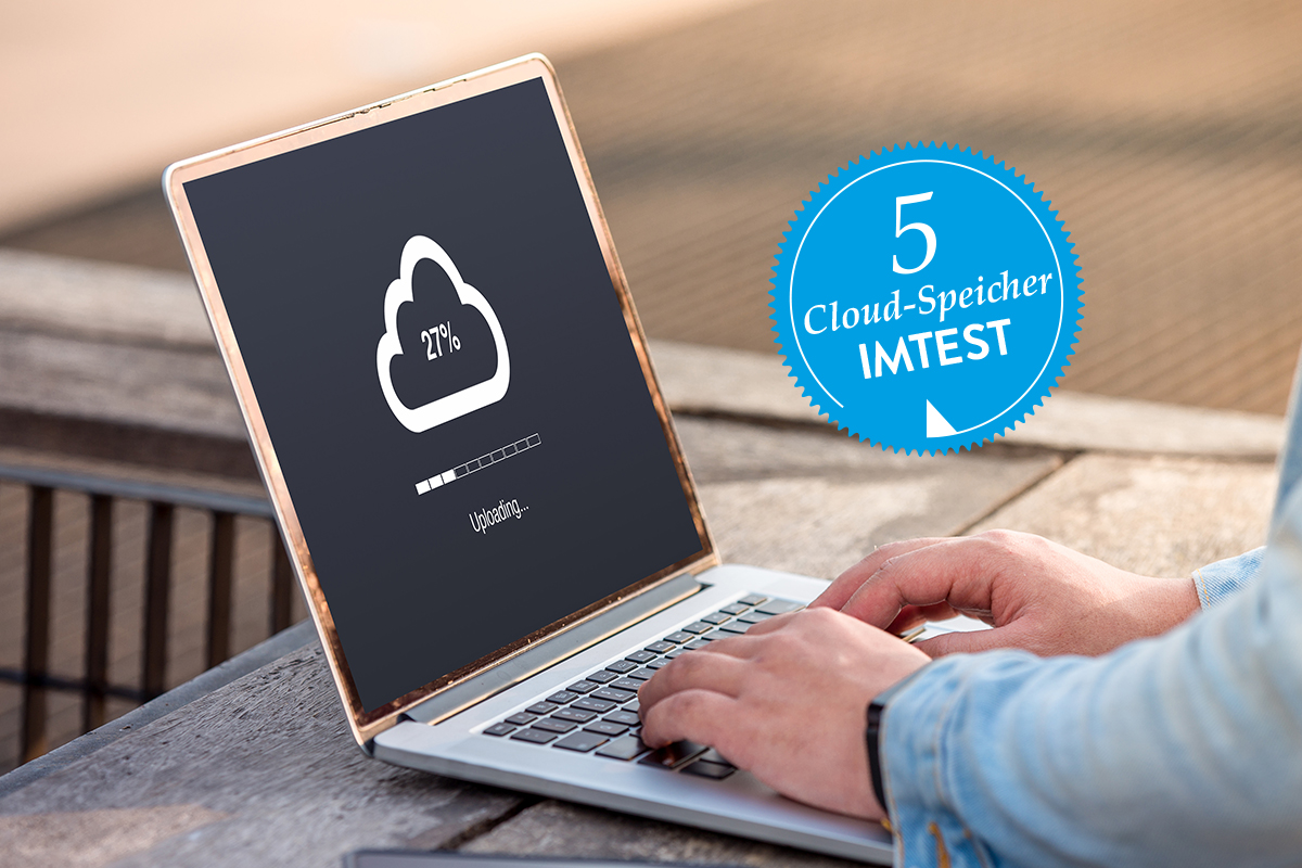 Von einem Laptop werden Daten in eine Cloud hochgeladen.
