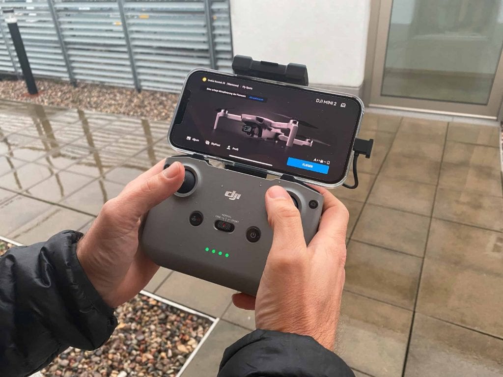 Fest im Griff: Der Controller der DJI Mini 2 liegt perfekt in der Hand und erlaubt präzise Steuerung.