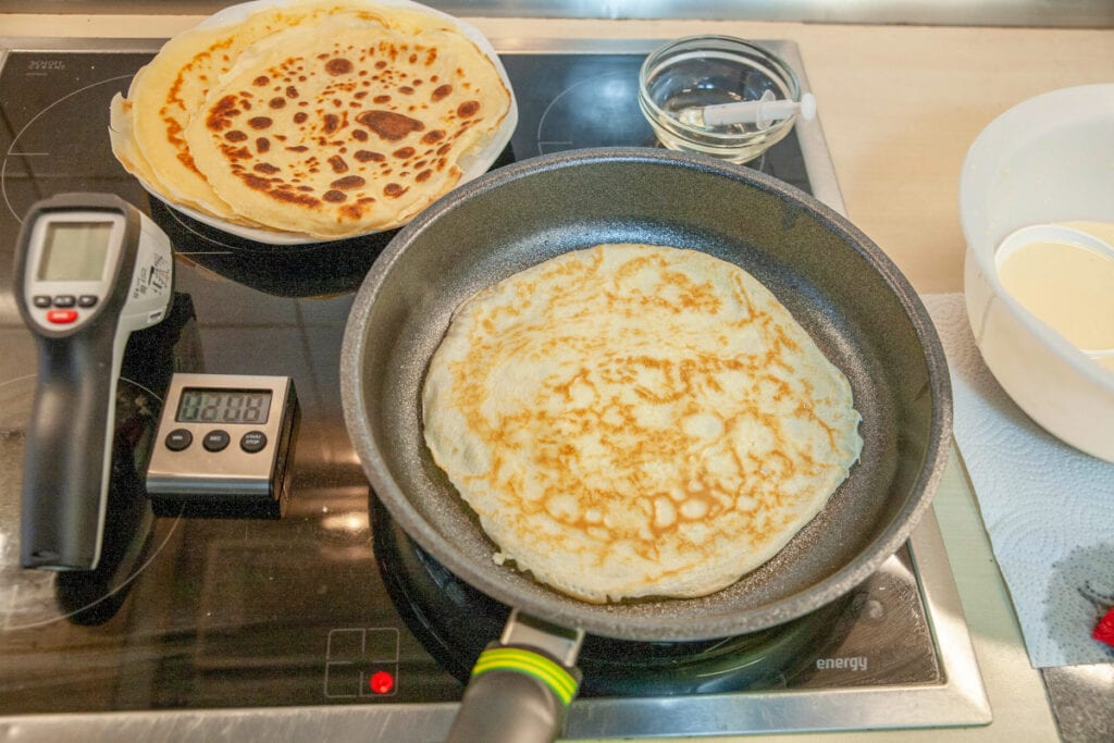 Pfanne mit Eierkuchen und Messgeräten