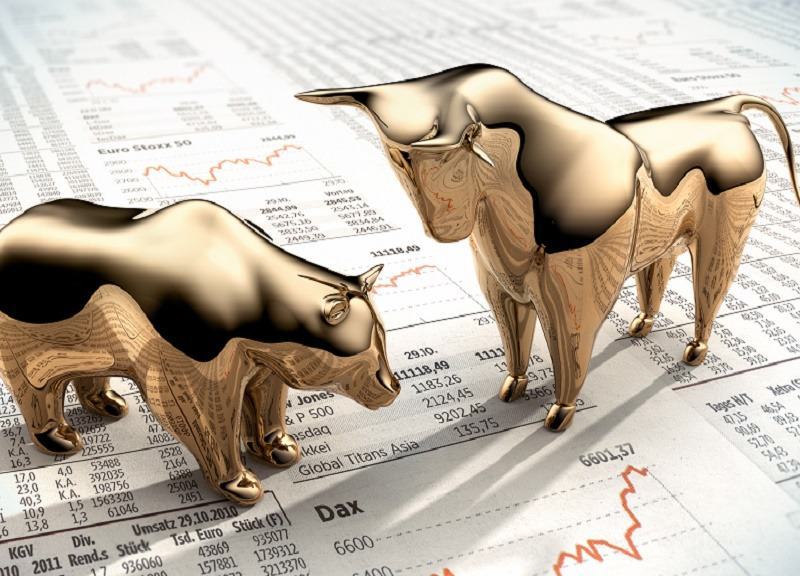 Goldene Symbolfiguren auf Finanzzeitung