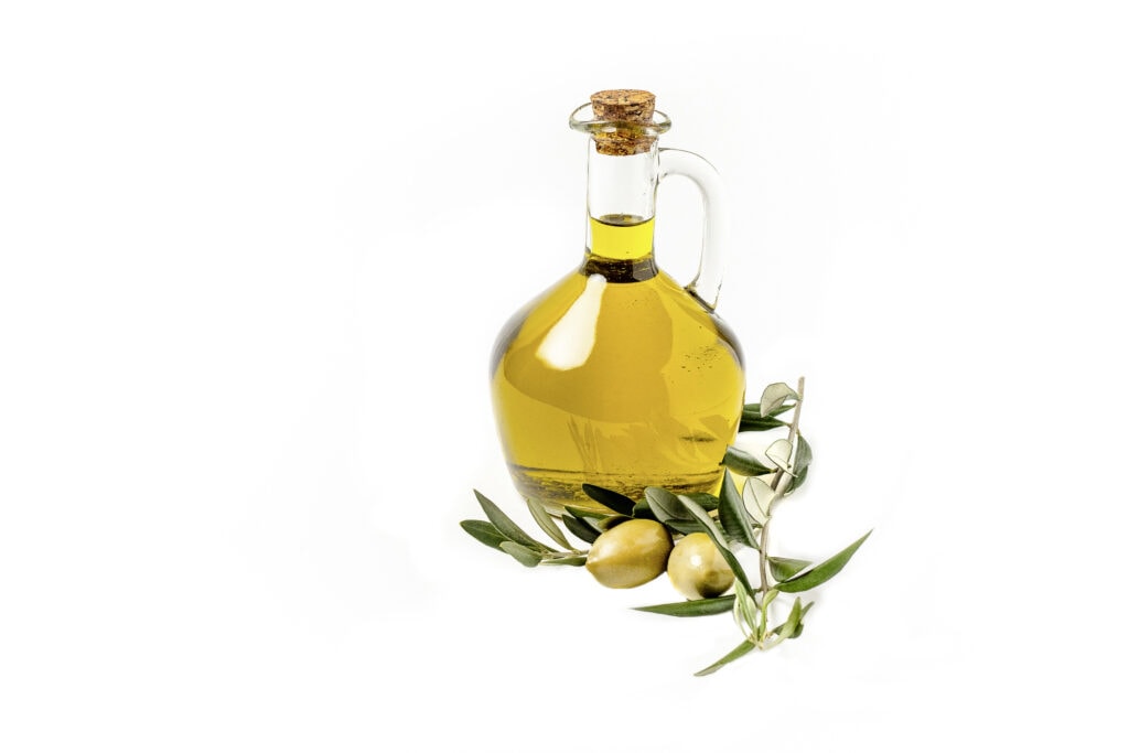 Olivenöl in Flasche mit Olivenzweige