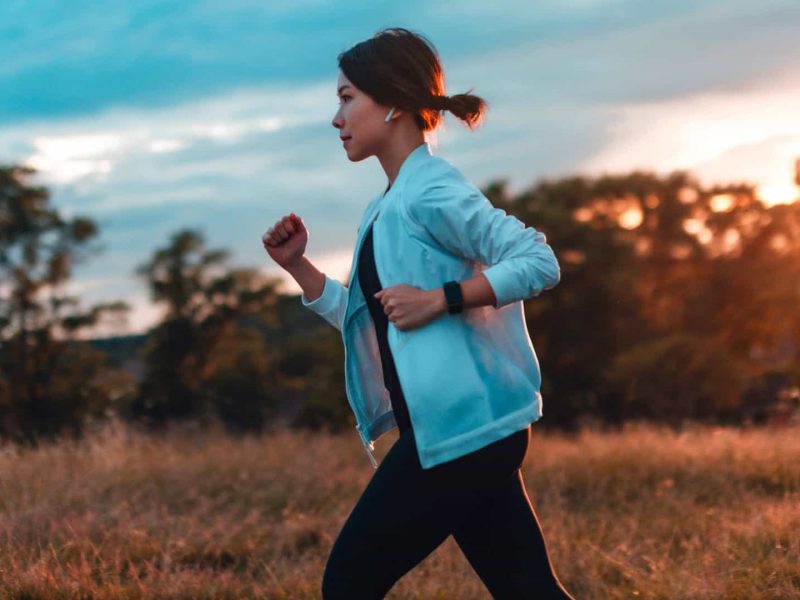 Ein junge Läuferin beim joggen