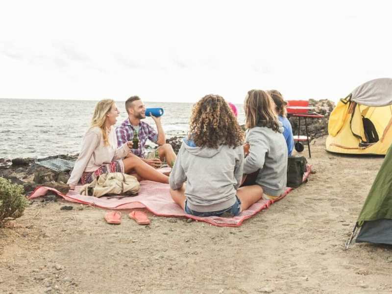 Menschen sitzen am Strand