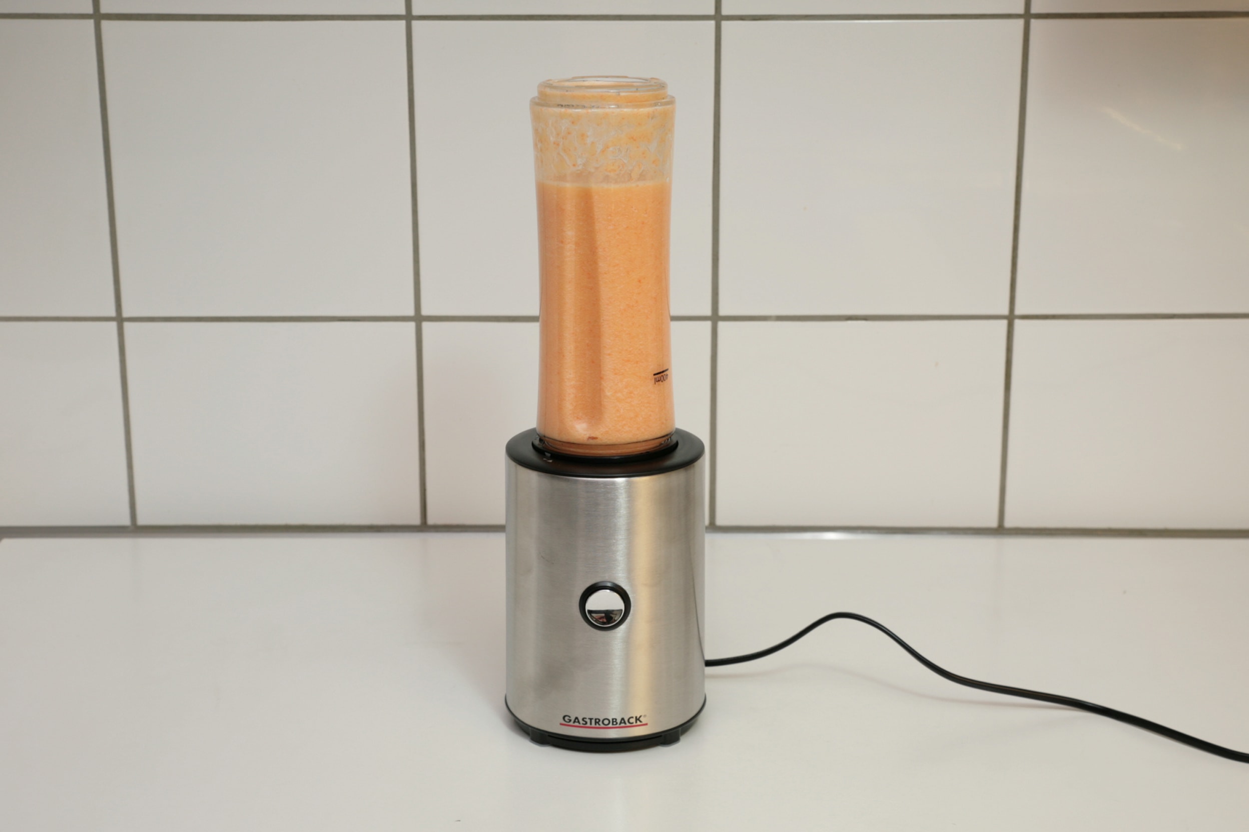 Gastroback Mixer macht Ananas-Smoothie