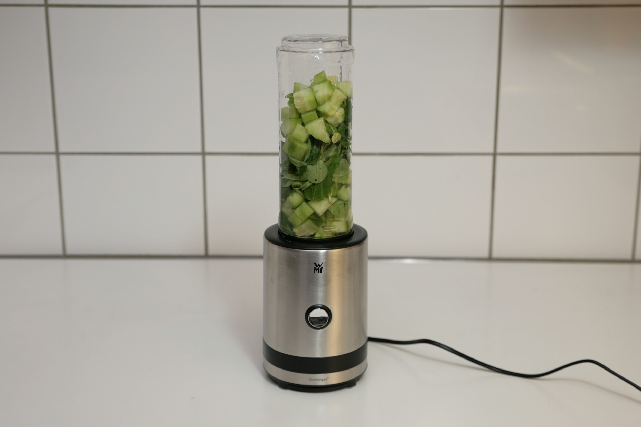 WMF Mixer macht grünen Smoothie