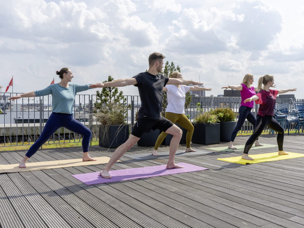 IMTEST-Redakteuer testen die fünf Yogamatten.