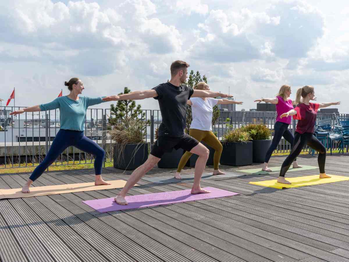 IMTEST-Redakteuer testen die fünf Yogamatten.