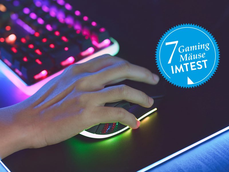 Bunt beleuchtete Gaming Maus unter der Hand eines Spielers.