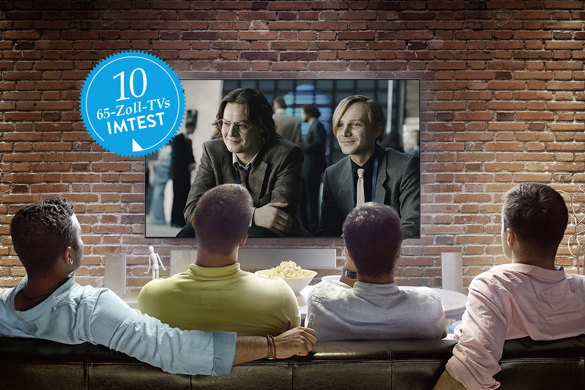 Vier Männer schauen ein Fußball-Spiel auf einem 65-Zoll-Fernseher.