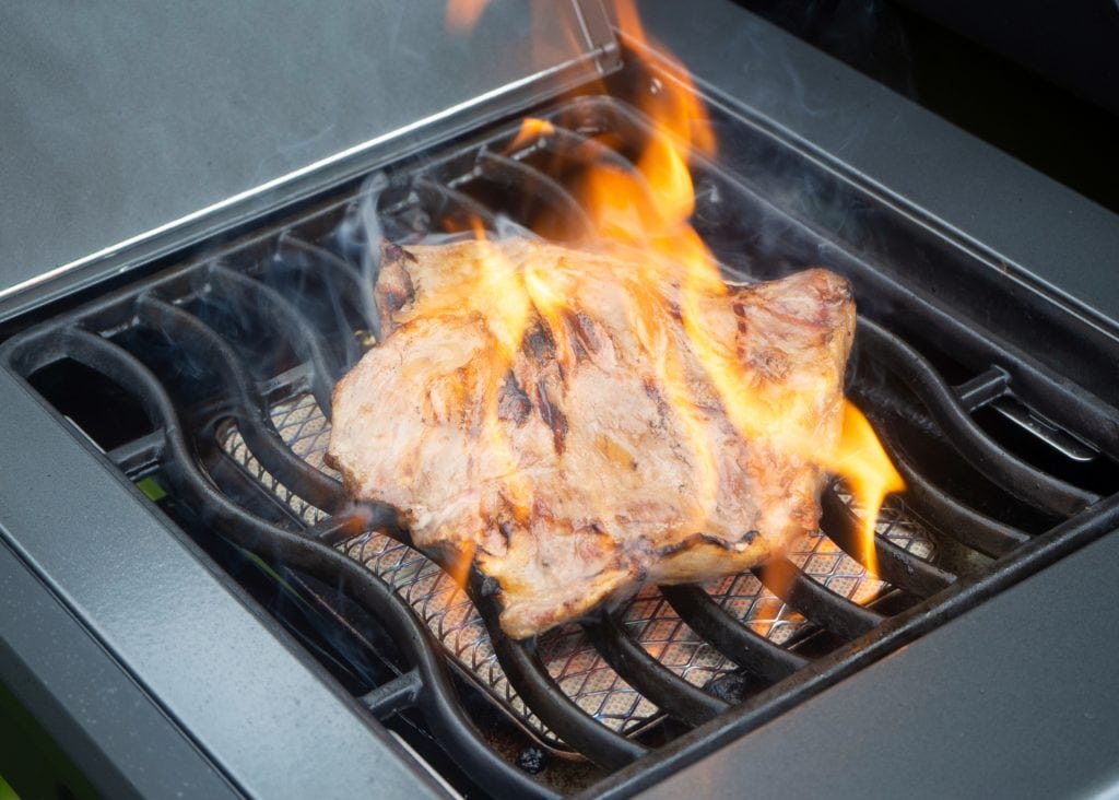 Fleisch auf Gasgrill wird gegrillt