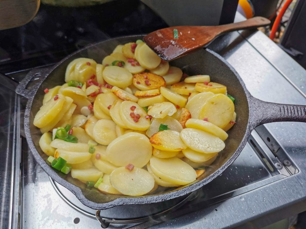 Bratkartoffeln auf dem Grill braten