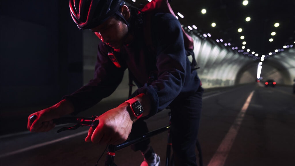 Radfahrer mit Smartwatch