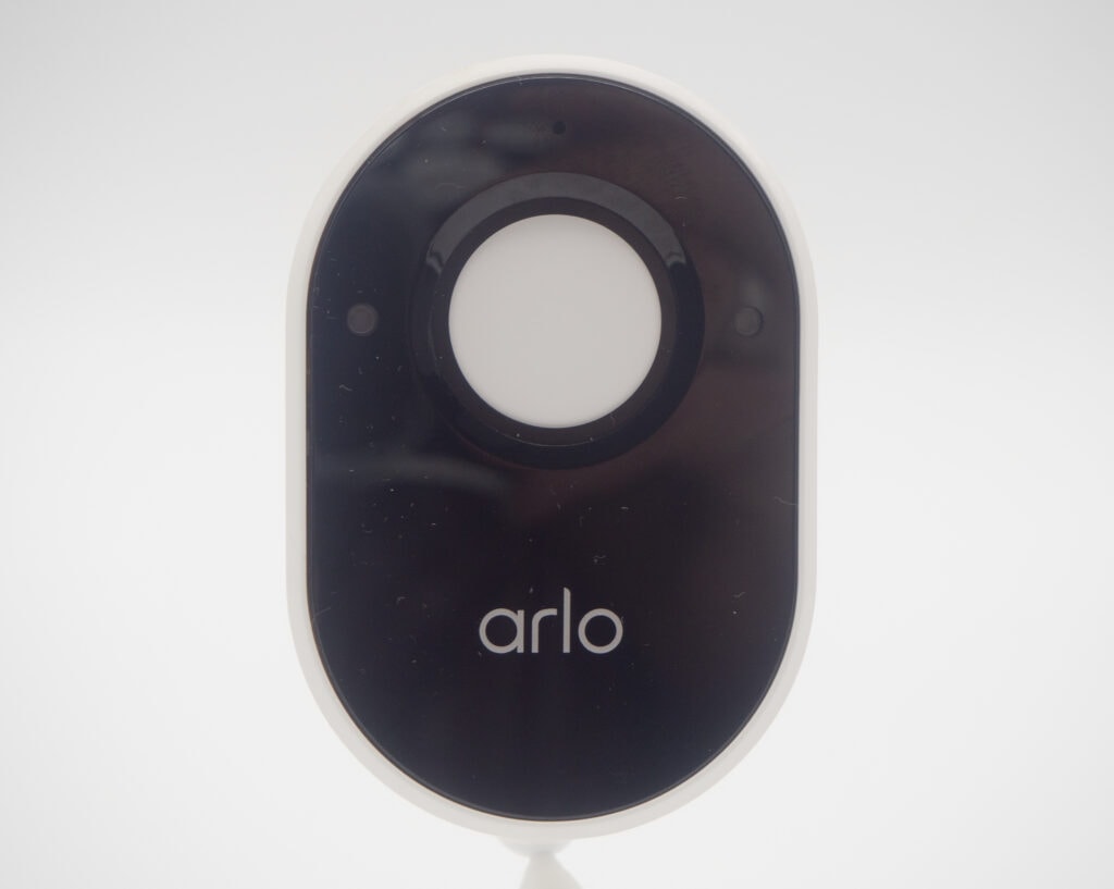 Arlo-Überwachungskamera mit Deckel