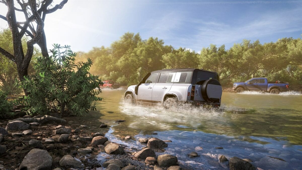 Ein Jeep fährt durch Wasser.