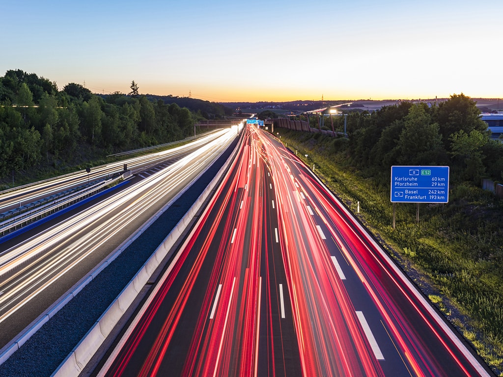 Eine Autobahn bei Nacht