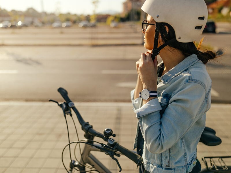 Frau mit Fahrradhelm