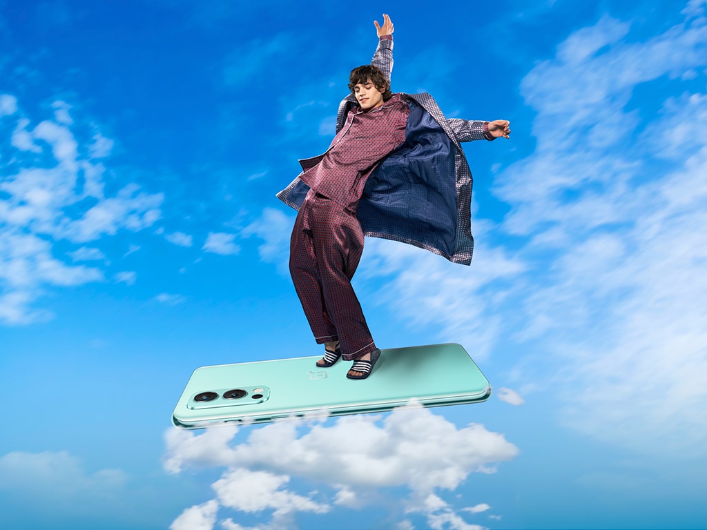 Ein Mann nutzt ein Smartphone als fliegenden Teppich.