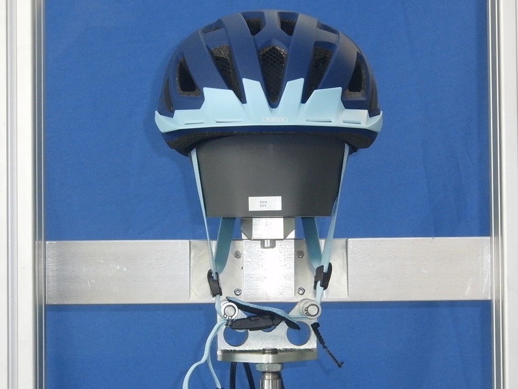Abus-Helm frontal auf Metallkopf mit gestreckten Kinnriemen
