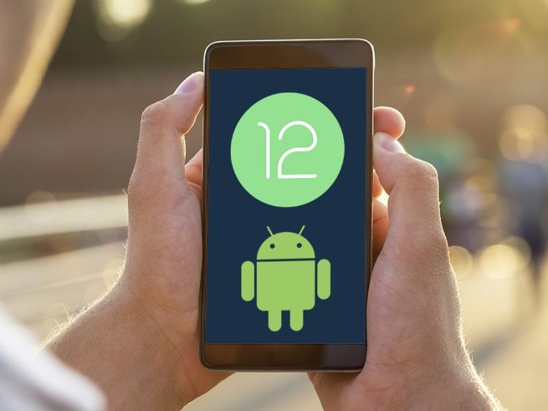 Android 12 in der Hand