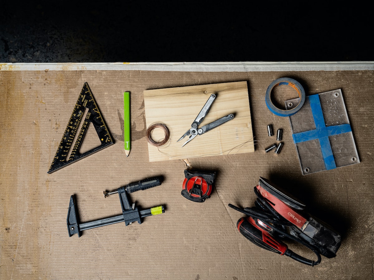 Ein Multi-Tool liegt auf einem Werkzeugtisch.