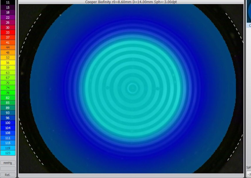 Leuchtend blauer Kreis in violettem Kreis auf schwarzem Hintergrund, Farbstrahl links