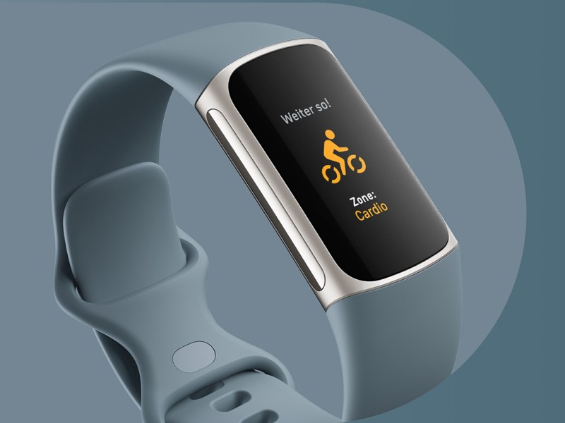 Die Fitbit Charge 5 in blau