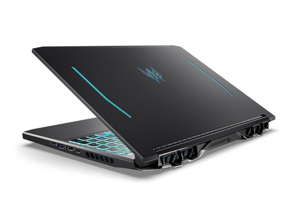 Acer Helios 300 schräg von hinten seitlich mit leicht aufgeklapptem Bildschirm auf weißem Hintergrund