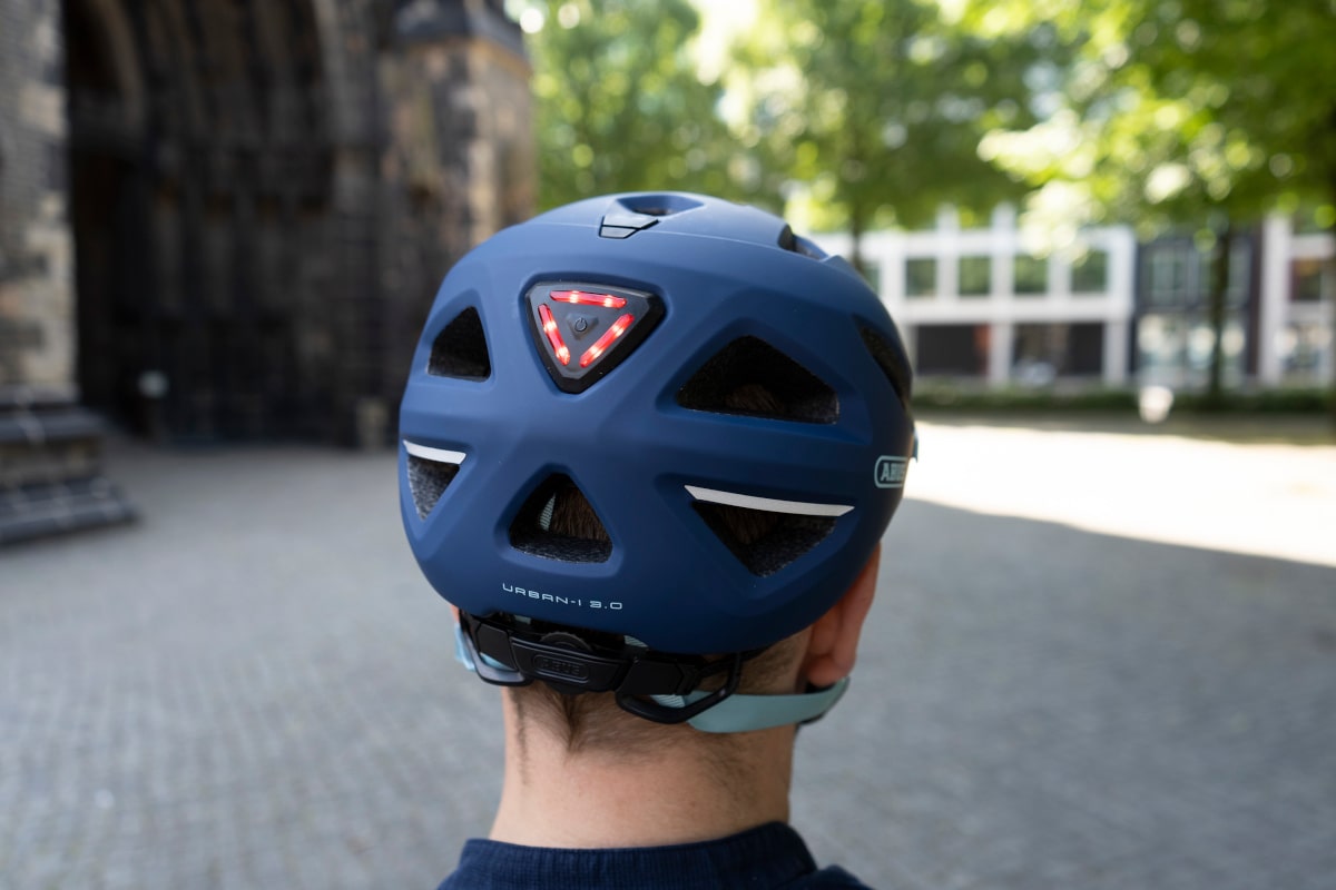 Abus Helm auf Männerkopf von hinten mit Rücklicht