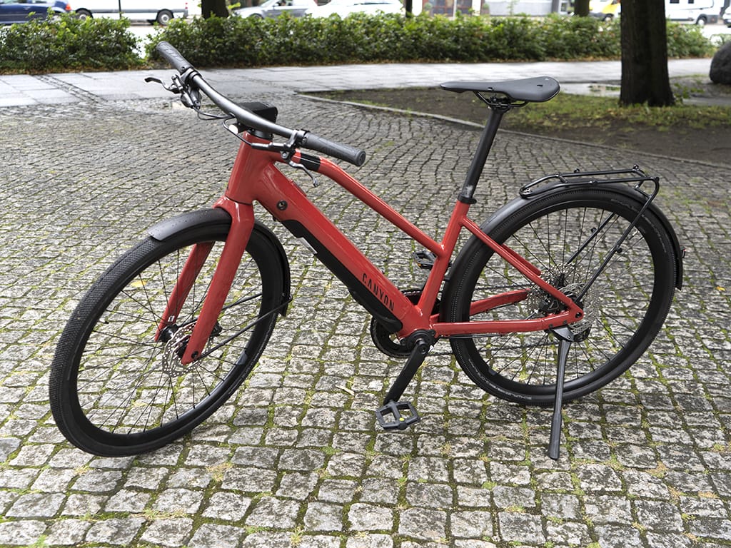 Rotes E-Bike von Canyon auf Pflasterweg aufgestellt