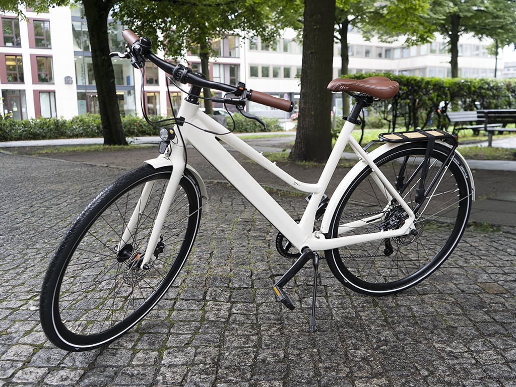 E-Bike Geero aufgestellt auf Pflasterweg