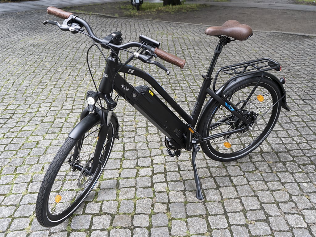 E-Bike von LeonCycle abgestellt auf Pflasterweg