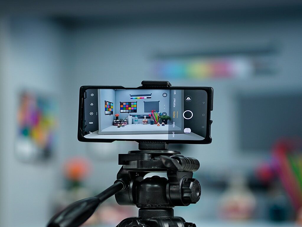 Ein Smartphone auf einem Kamerastativ.