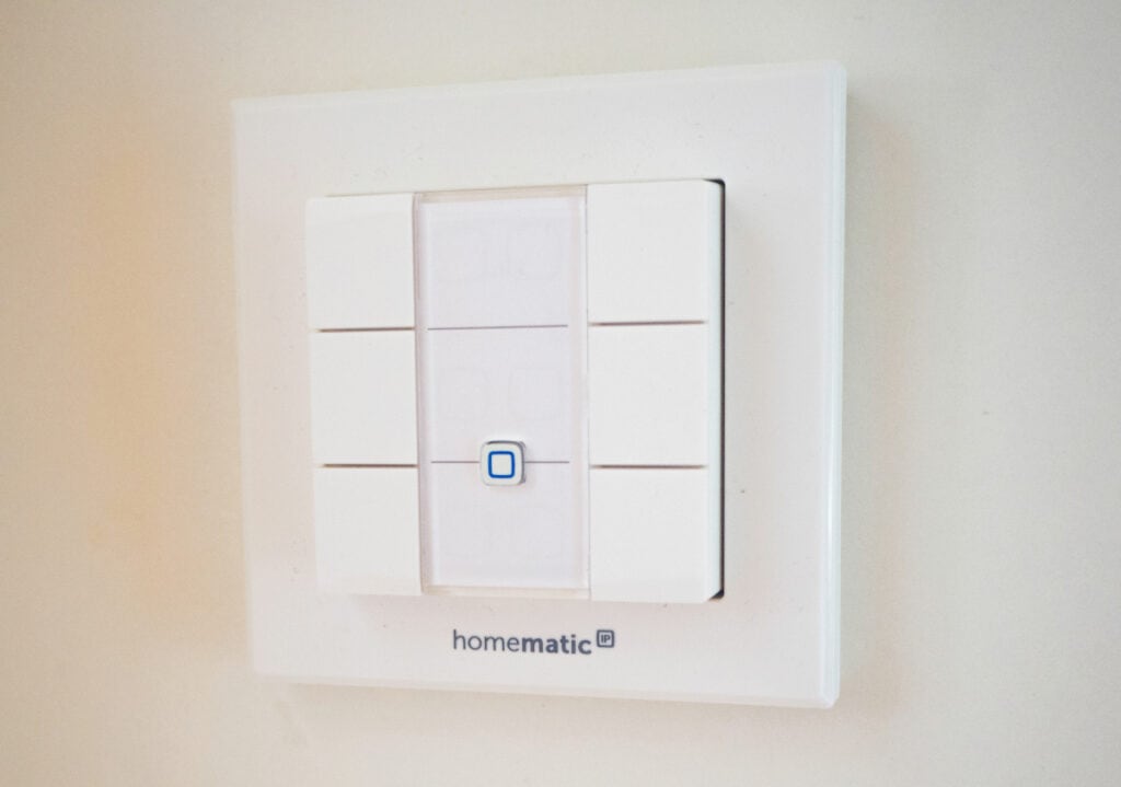 Schalter von Homematic in weiß an weißer Wand