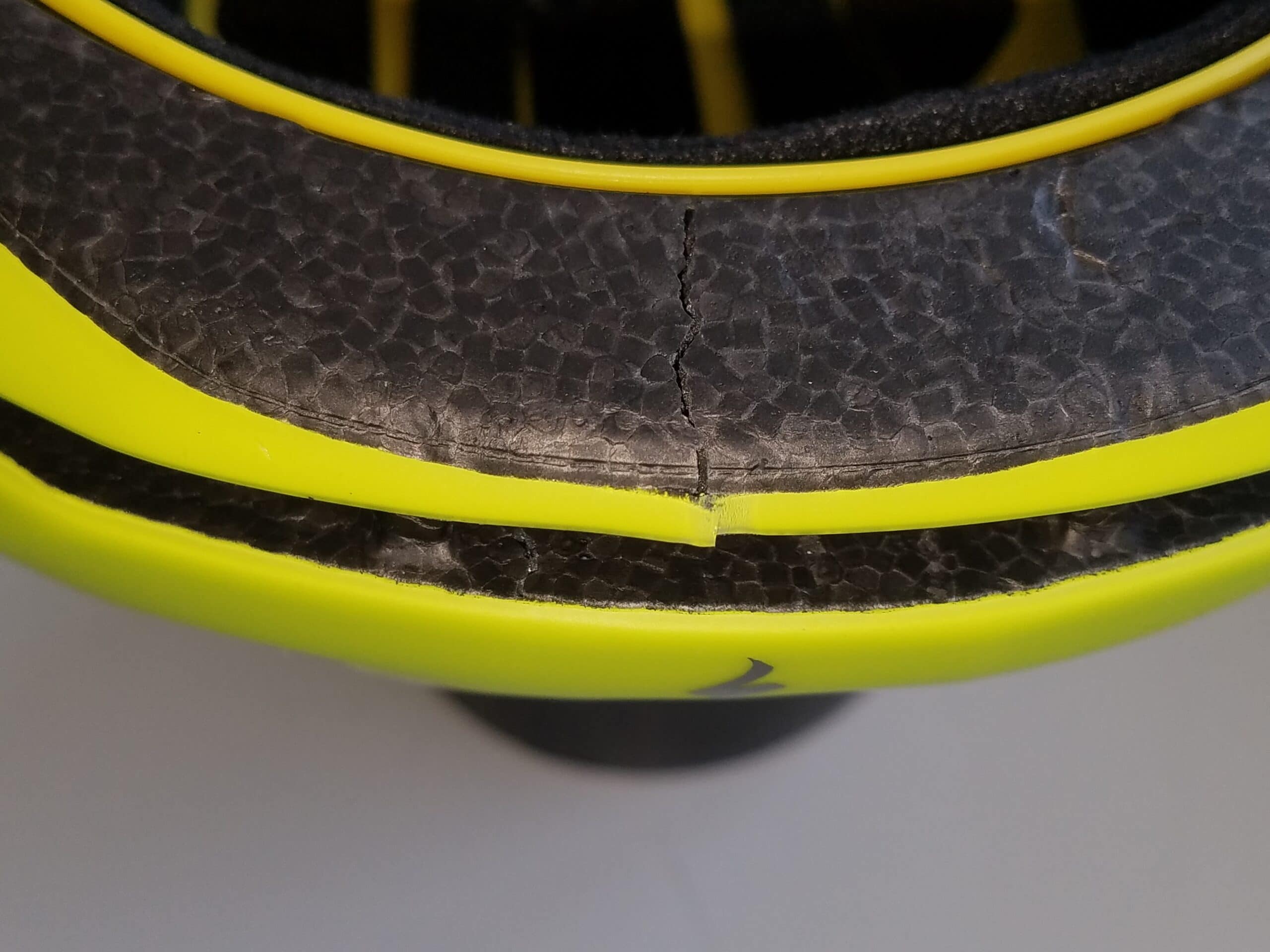 Detailaufnahme von Specialized-Helm zeigt Riss