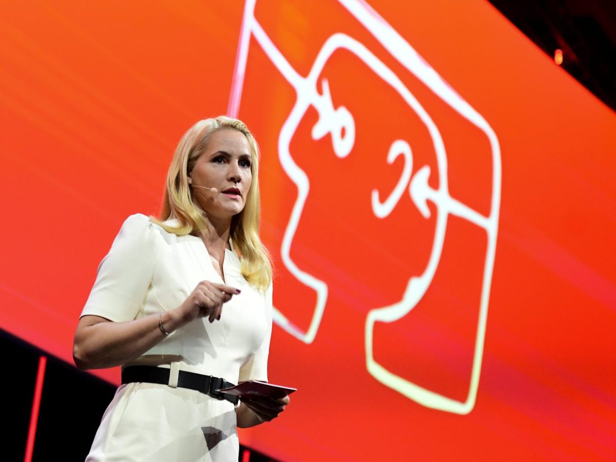 Judith Rakers spricht auf der IFA vor Publikum.