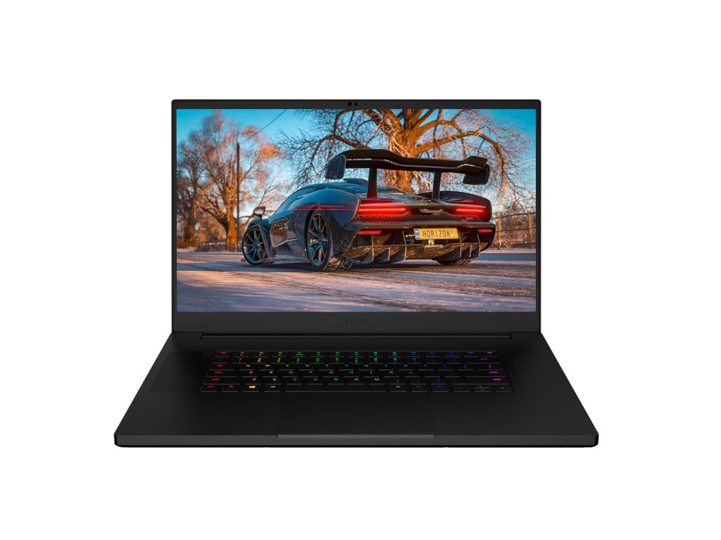 Razer Blade Pro 17 Notebook aufgeklappt von vorne mit Spiel auf Bildschirm vor weißem Grund