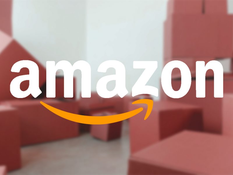 Amazon-Logo vor Paketen