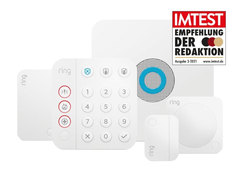 Fünf weiße Geräte von Ring Alarm angeordnet auf weißem Hintergrund mit IMTEST-Empfehlungssiegel