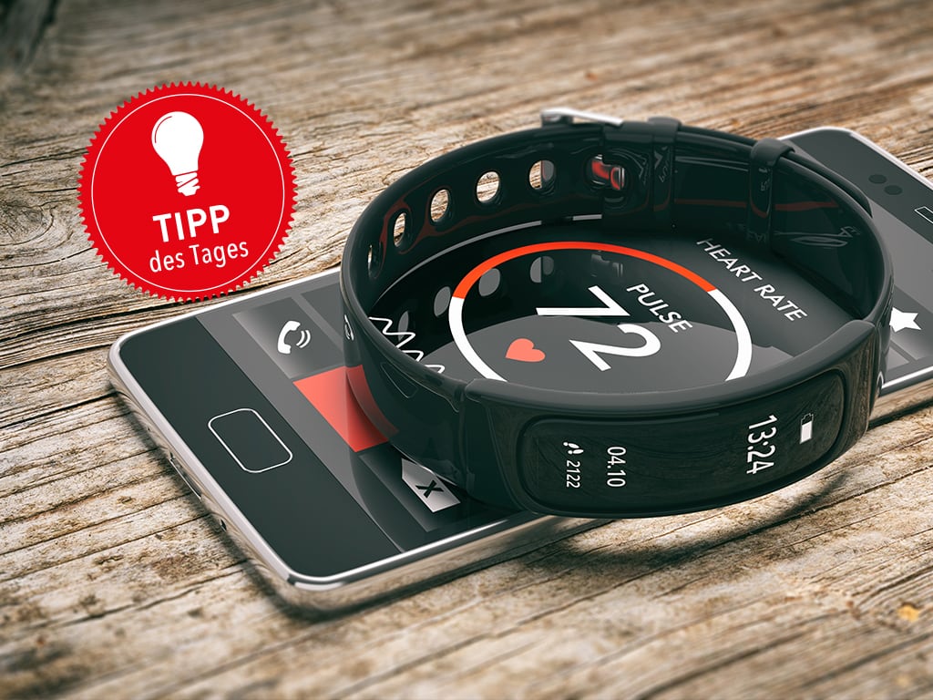 Ein Fitness-Tracker liegt auf einem Smartphone