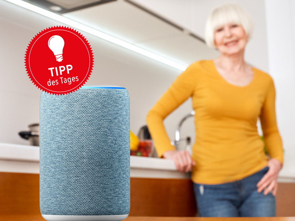 Echo-Laustprecher für Alexa-Sprachsteuerung neben Frau