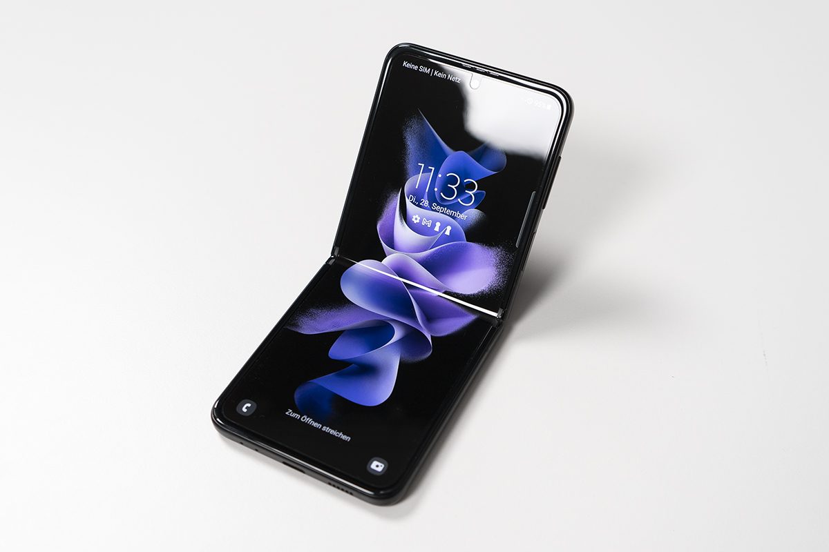 Samsung Galaxy Z Flip3 halb geöffnet