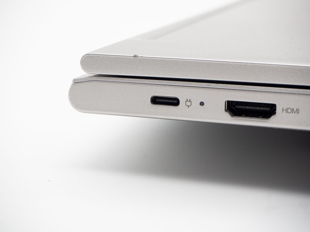 Detail zugeklapptes silberne notebook mit USB-Ports auf weißem Hintergrund