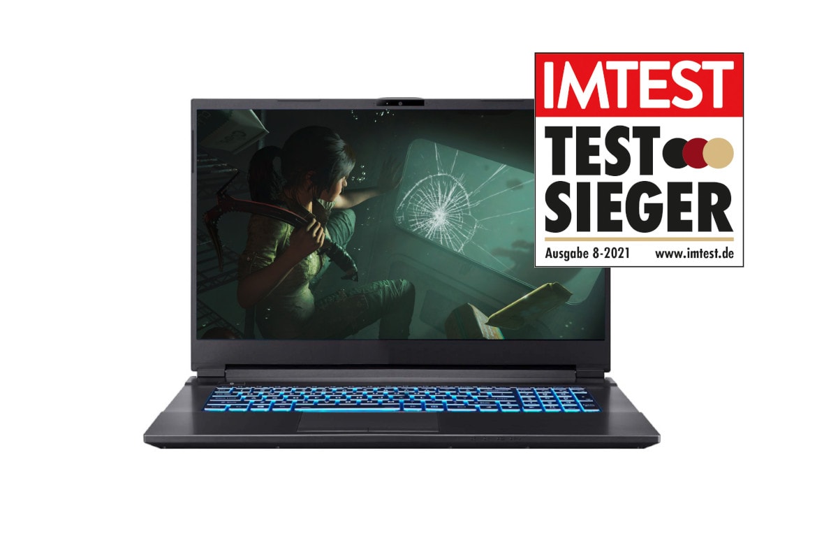 Schwarzer Gaming-Laptop aufgeklappt von vorne mit Bild aus Spiel auf weißem Hintergrund und mit IMTEST-Testsieger-Siegel