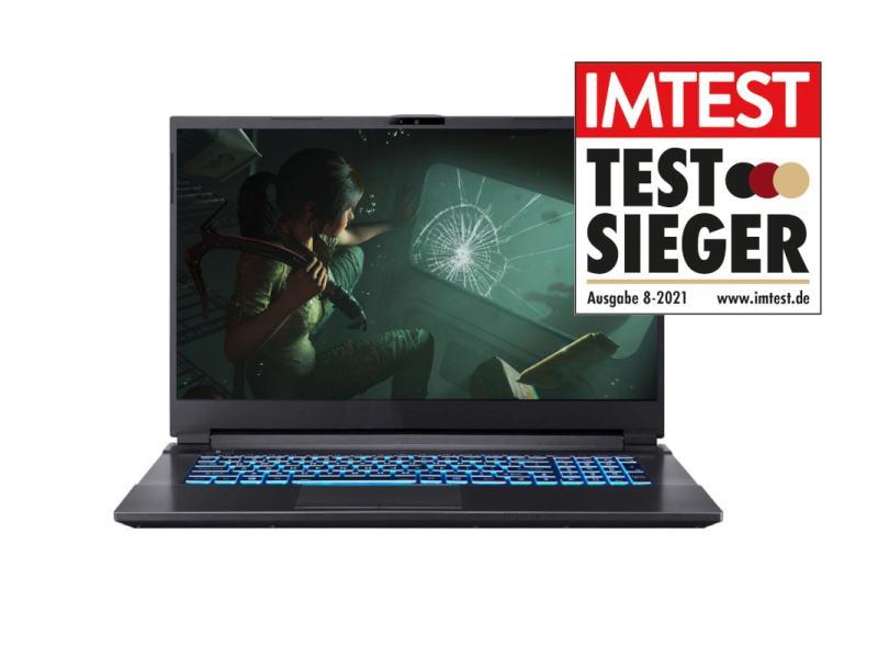 Schwarzer Gaming-Laptop aufgeklappt von vorne mit Bild aus Spiel auf weißem Hintergrund und mit IMTEST-Testsieger-Siegel
