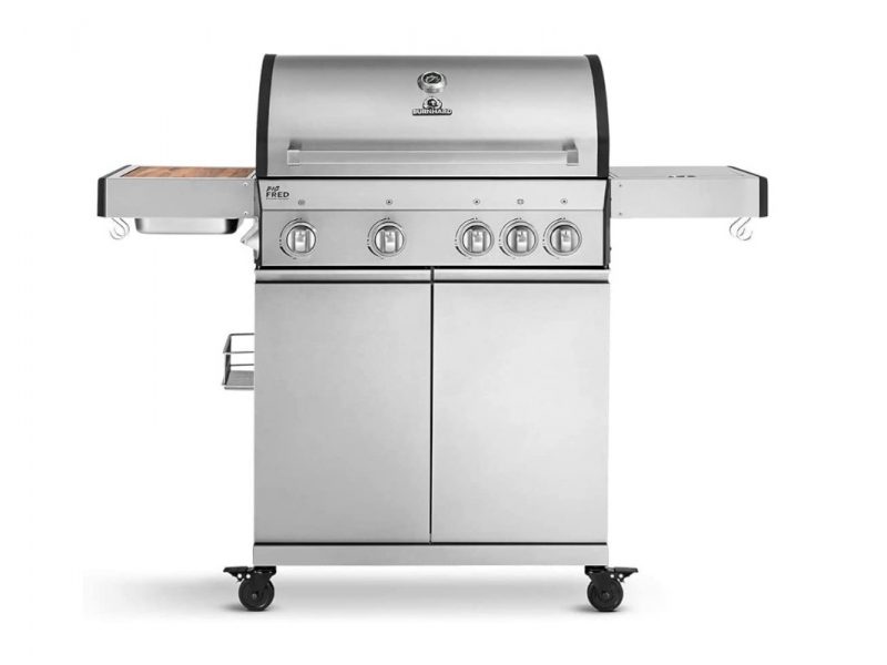 Silberner Gasgrill mit ausgeklappten Seitenteilen von vorne auf weißem Hintergrund