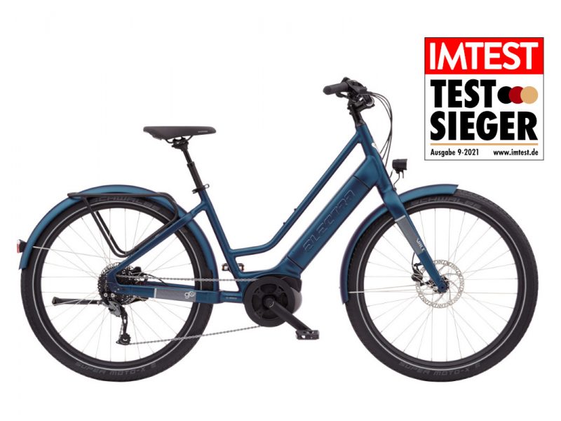 Dunkel blaues Fahrrad von der Seite auf weißem Hintergrund mit IMTEST-Testsieger-Siegel