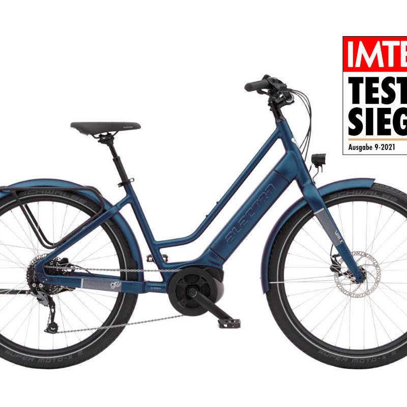 Dunkel blaues Fahrrad von der Seite auf weißem Hintergrund mit IMTEST-Testsieger-Siegel
