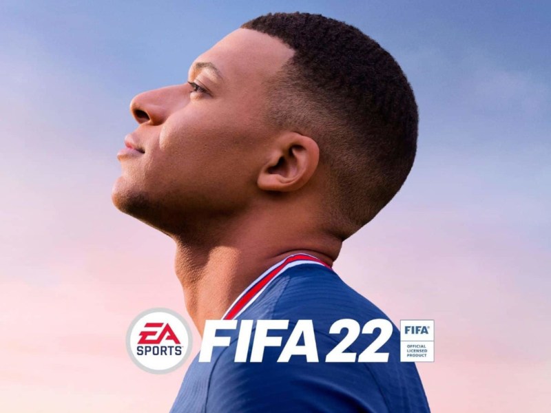 Spiel mit Spieler von der Seite, der nach oben schaut in blauem Trikot vor Himmel mit Sonnenuntergang und Fifa Schriftzug