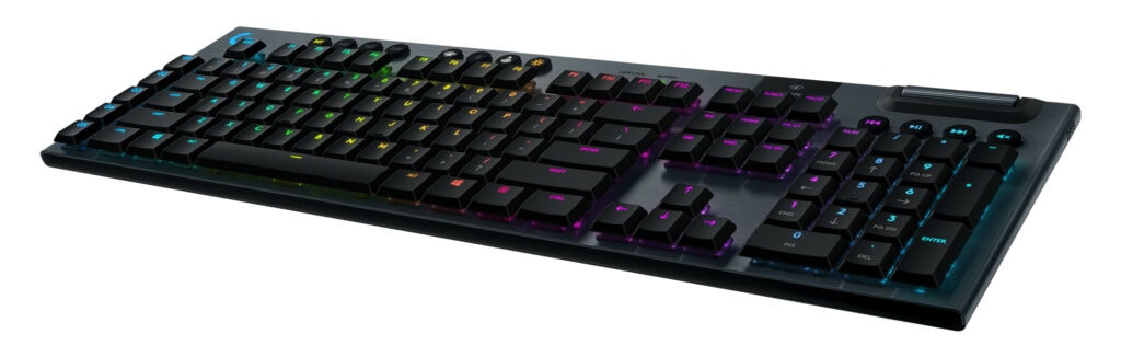 Schwarze Tastatur schräg von vorne mit leicht bunt leuchteten Tasten auf weißem Hintergrund