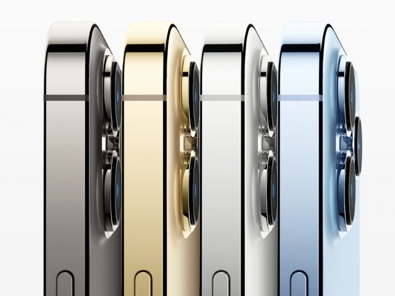 Vier Smartphones aufgereiht von der Seite in schwarz, gold, silber und blau auf weißem Hintergrund